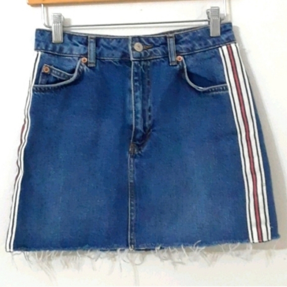 Topshop Dresses & Skirts - Topshop Moto Blue Jean Denim Mini Skirt 100% Cotton Women's Size 6 Casual EUC